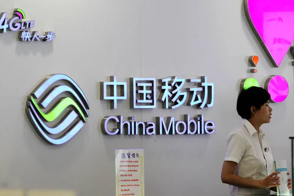 2016年5月16日 中国中部河南省徐昌市の携帯電話店で 中国人店員がチャイナモバイルのカウンターで働いている — ストック写真