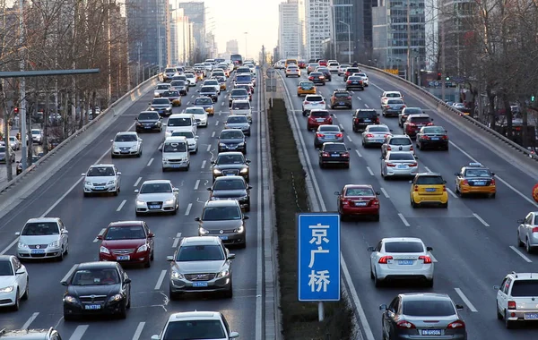 Massas Carros Viajam Uma Estrada Pequim China Fevereiro 2016 — Fotografia de Stock
