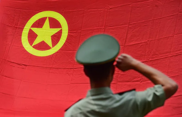 Αρχείο Ένας Κινέζος Παραστρατιωτικός Αστυνομικός Ορκίζεται Πριν Από Σημαία Του — Φωτογραφία Αρχείου