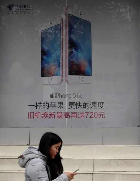 在中国中部湖北省宜昌市 一名行人走过中国电信苹果 Iphone 智能手机的广告 — 图库照片