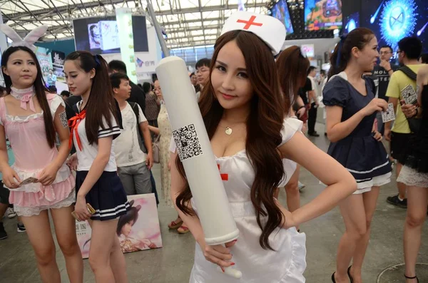 Una Showgirl Escasamente Vestida Posa Durante 13ª China Digital Entertainment —  Fotos de Stock