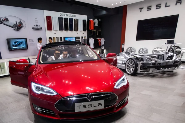 Datei Besucher Probieren Ein Tesla Elektroauto Aus Das Einem Geschäft — Stockfoto