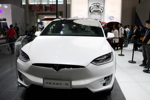 Látogatók Nézd Meg Tesla Model Elektromos Suv Jelenik Meg Pekingi — Stock Fotó