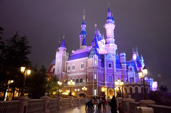 Turistas Salen Del Castillo Disney Por Noche Shanghai Disneyland Durante —  Fotos de Stock