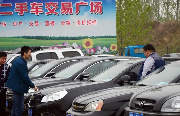 Los Compradores Chinos File Miran Los Coches Usados Mercado Automóviles — Foto de Stock