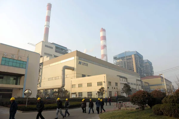 Kinesiska Arbetare Förbi Byggnader Ett Koleldat Kraftverk Kina Huaneng Rizhao — Stockfoto