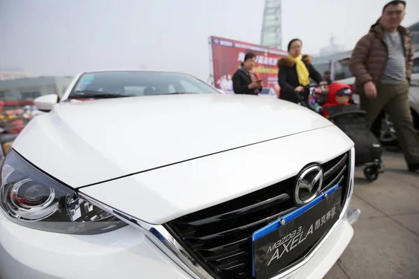 Zwiedzający Patrzą Mazda Axela Wyświetlaczu Podczas Pokazu Auto Qingdao Miasta — Zdjęcie stockowe
