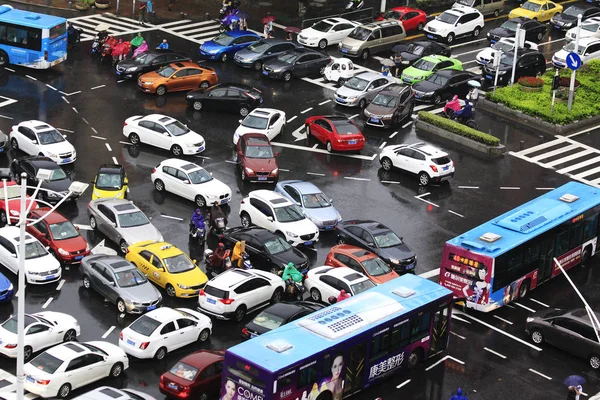 2016年6月24日 中国東部の江蘇省南京市の交差点で 大量の車両が混乱に巻き込まれている — ストック写真