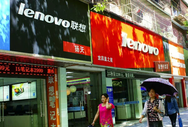 Des Piétons Passent Devant Magasin Lenovo Dans Ville Yichang Dans — Photo