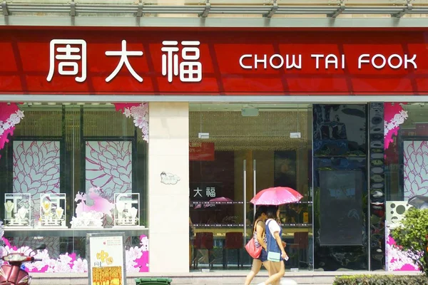 Yayalar Geçmiş Bir Takı Mağaza Chow Tai Fook Yichang City — Stok fotoğraf