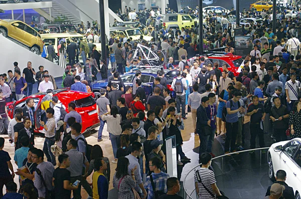 Ziyaretçiler Kalabalık Mercedes Benz Stand Pekin Uluslararası Otomotiv Fuarı Sırasında — Stok fotoğraf