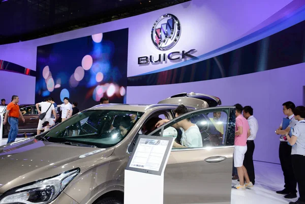 Los Visitantes Prueban Miran Los Coches Buick Saic Una Empresa —  Fotos de Stock