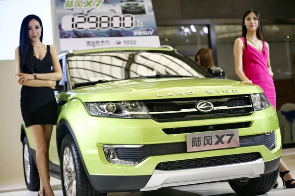 Models Pose Landwind Suv Jmc Jiangling Motor Which Resembles Range — Stock Photo, Image