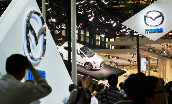 Menschen Besuchen Den Stand Von Mazda Während Der Internationalen Ausstellung — Stockfoto