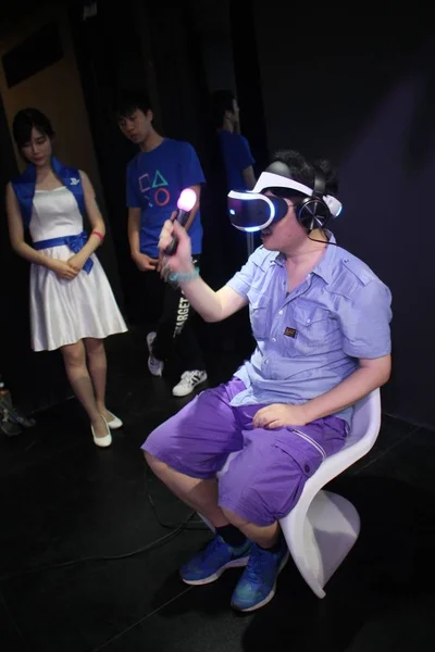 Επισκέπτης Δοκιμάζει Μια Συσκευή Της Sony Playstation Εικονική Πραγματικότητα Κατά — Φωτογραφία Αρχείου
