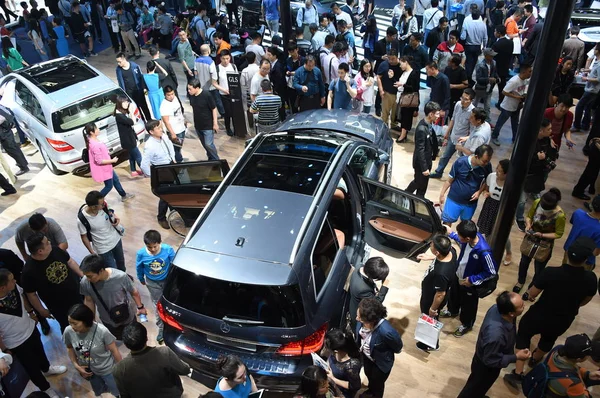 Los Visitantes Congregan Stand Mercedes Benz Durante 14ª Exposición Internacional — Foto de Stock