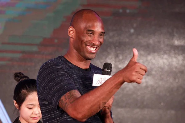 Bestand Voormalig Nba Ster Kobe Bryant Vormt Tijdens Een Persconferentie — Stockfoto