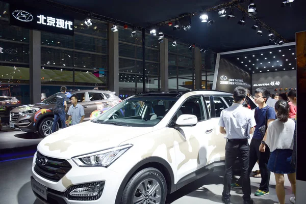 Les Visiteurs Regardent Les Voitures Hyundai Exposées Lors Salon Automobile — Photo