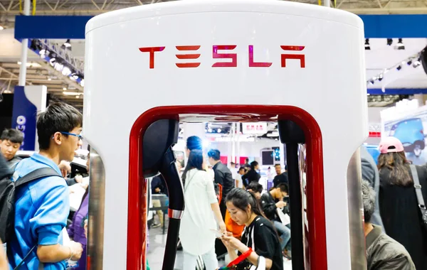 Mensen Bezoeken Stand Van Tesla Tijdens 14E Beijing International Automotive — Stockfoto