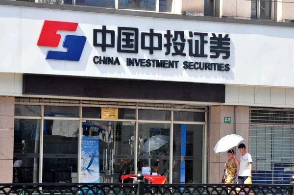 Pedestres Passam Por Uma Filial China Investment Securities Xangai China — Fotografia de Stock