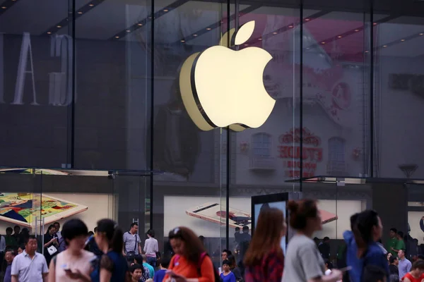 Piesi Chodzą Obok Apple Store Ulicy Handlowej Nanjing Road Szanghaju — Zdjęcie stockowe