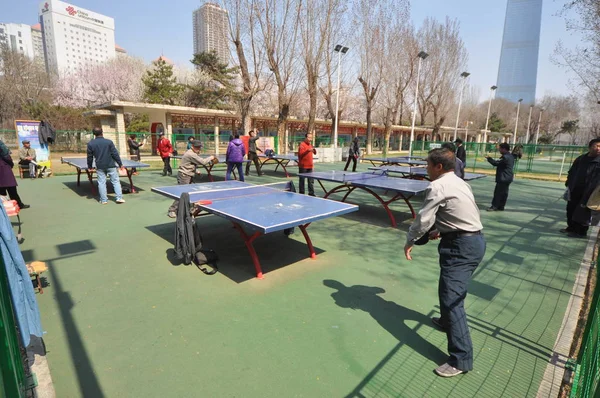 ファイル 中国人居住者が 中国遼寧省北東部の瀋陽市にある公園で 卓球をして体操をし 4月8日2015 — ストック写真