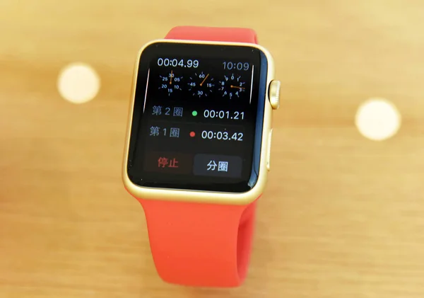 2016年1月15日 中国东部浙江省杭州市的苹果商店展出了苹果手表智能手表 — 图库照片