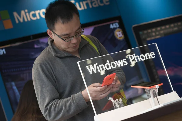 Chiński Klient Próbuje Smartphone Windows Phone Firmy Microsoft Sklepie Guangzhou — Zdjęcie stockowe