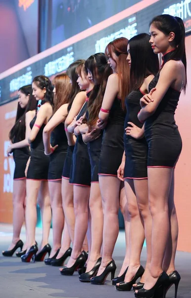 Showgirls Chinos Posan Línea Stand Operador Juegos Línea Durante 13ª — Foto de Stock