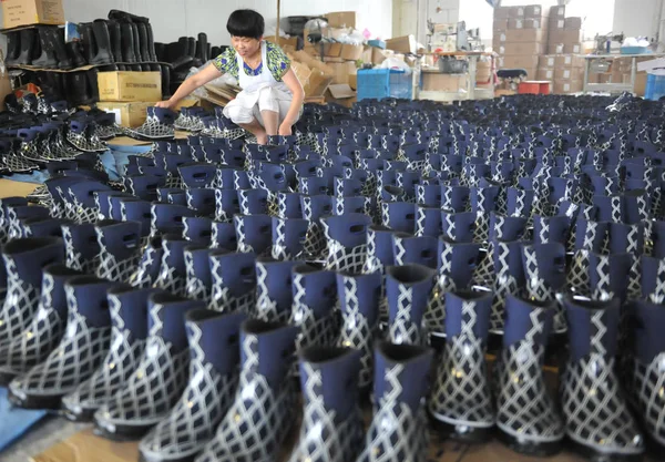 Жіночий Китайський Працівник Відображає Дощу Чоботи Заводі Linan Місто Провінція — стокове фото