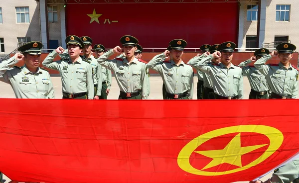 Policiais Paramilitares Chineses Juram Diante Uma Bandeira Liga Juventude Comunista — Fotografia de Stock