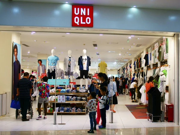 Pelanggan Cina Berbelanja Pakaian Sebuah Toko Fashion Uniqlo Kota Yichang — Stok Foto