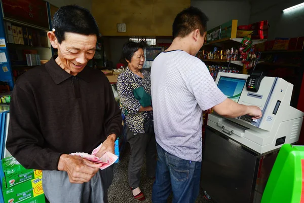 File Elderly Chinese Villager Counts His Pension Bank Zhoushan City — Stock Photo, Image