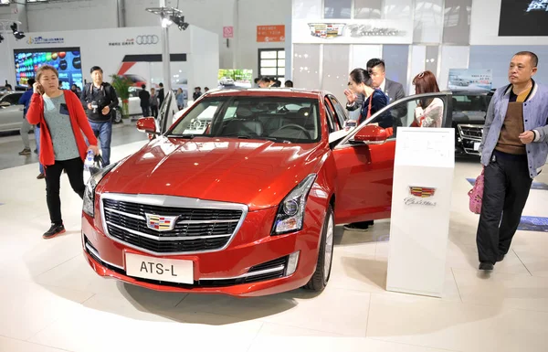 Посетители Увидят Cadillac Ats Компании General Motors Автосалоне Городе Шэньян — стоковое фото