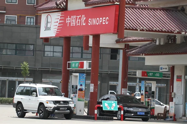 Carros Estão Sendo Reabastecidos Posto Gasolina Sinopec Cidade Xuchang Província — Fotografia de Stock