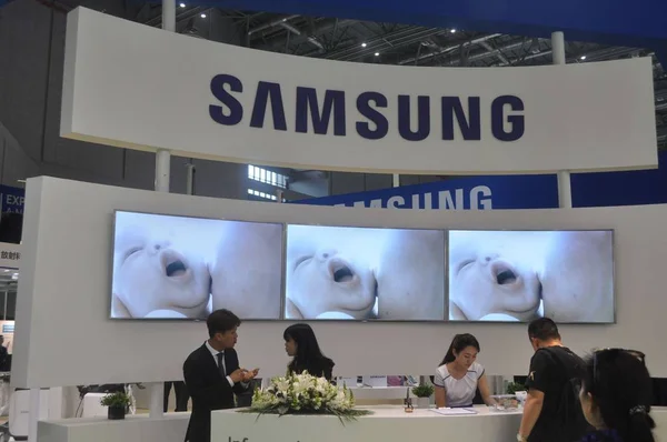 Pessoas Estão Falando Estande Samsung Durante 75Th China International Medical — Fotografia de Stock