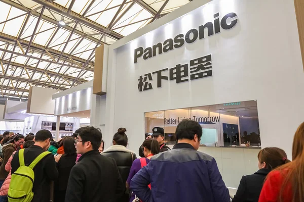 Besucher Drängen Sich Auf Dem Stand Von Panasonic Während Der — Stockfoto