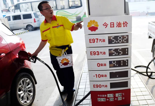 Trabalhador Chinês Abastece Carro Posto Gasolina Petrochina Uma Subsidiária Cnpc — Fotografia de Stock