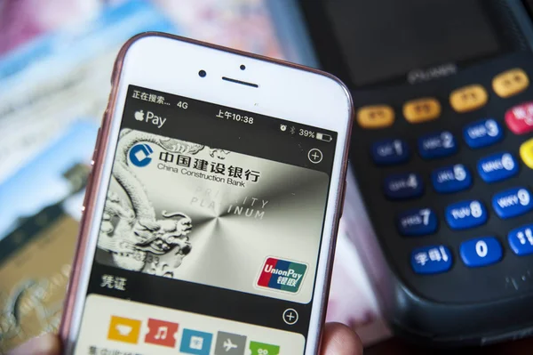 Een Chinese Ingezetene Bindt Zijn Creditcard Van China Construction Bank — Stockfoto