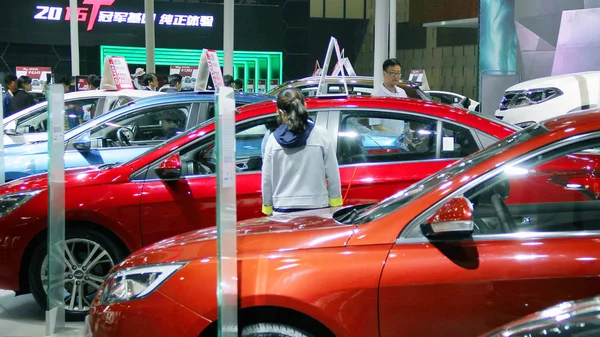 Los Visitantes Prueban Miran Los Coches Chery Exhibición Durante Una — Foto de Stock