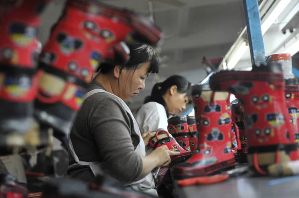 Женщины Китаянки Делают Сапоги Дождя Заводе Нанкине Провинция Цзянсу Мая — стоковое фото