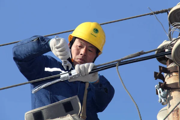 Китайский Электрик State Grid Corporation China Установил Электрические Провода Столбе — стоковое фото