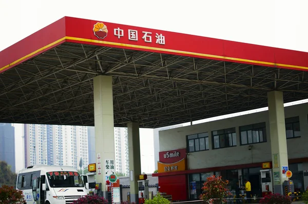 Widok Stację Benzynową Petrochina Spółka Zależna Cnpc China National Petroleum — Zdjęcie stockowe