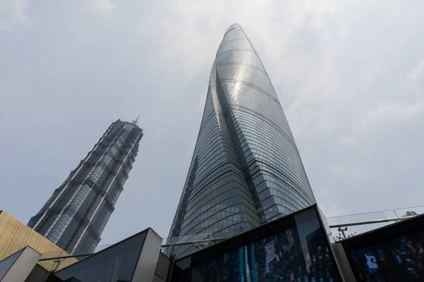 Una Vista Gusano Torre Shanghai Derecha Junto Torre Jinmao Distrito —  Fotos de Stock