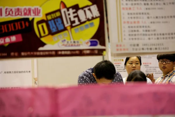 Αρχείο Κινέζοι Αιτούντες Εργασία Διαβάζουν Πληροφορίες Πρόσληψης Μια Έκθεση Εργασίας — Φωτογραφία Αρχείου