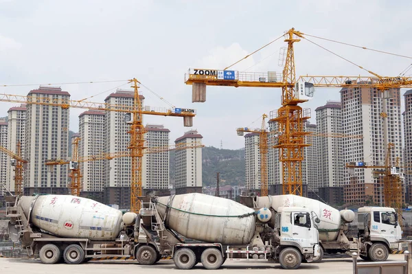 コンクリートミキサーのトラックは 中国雲南省の南西 昆明市の住宅不動産プロジェクトの建設現場に駐車され 月2016 — ストック写真