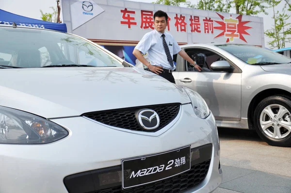 Arkiv Kinesisk Försäljare Tittar Mazda Displayen Auto Show Qingdao City — Stockfoto