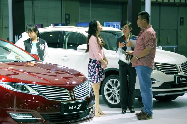 Látogatók Pillantást Lincoln Autók Kijelző Alatt Auto Show Nanjing Városban — Stock Fotó