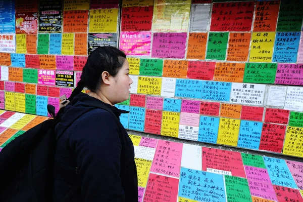 Çinli Bir Arayan Qingdao Kentinde Bir Piyasasında Işe Alım Bilgilerini — Stok fotoğraf