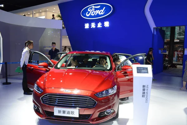 Les Visiteurs Essaient Regardent Une Ford New Mondeo Exposée Lors — Photo